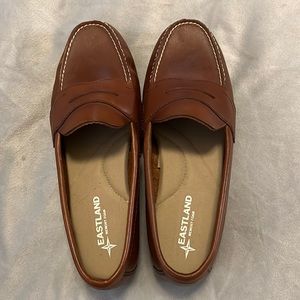 NIB Eastland Classic II tan penny loafer style shoe
